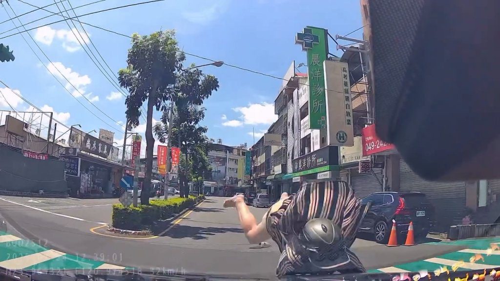 影/南投阿嬤騎車轉彎鬼切!直行車輛急煞不及撞上 人車噴飛「重摔趴地」 影/南投阿嬤騎車轉彎鬼切!直行車輛急煞不及撞上 人車噴飛「重摔趴地」