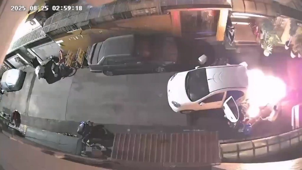 影/心情不好竟縱火!新店63歲男點火瞬間影片曝光 烈焰吞噬轎車延燒8人傷 影/心情不好竟縱火!新店63歲男點火瞬間影片曝光 烈焰吞噬轎車延燒8人傷