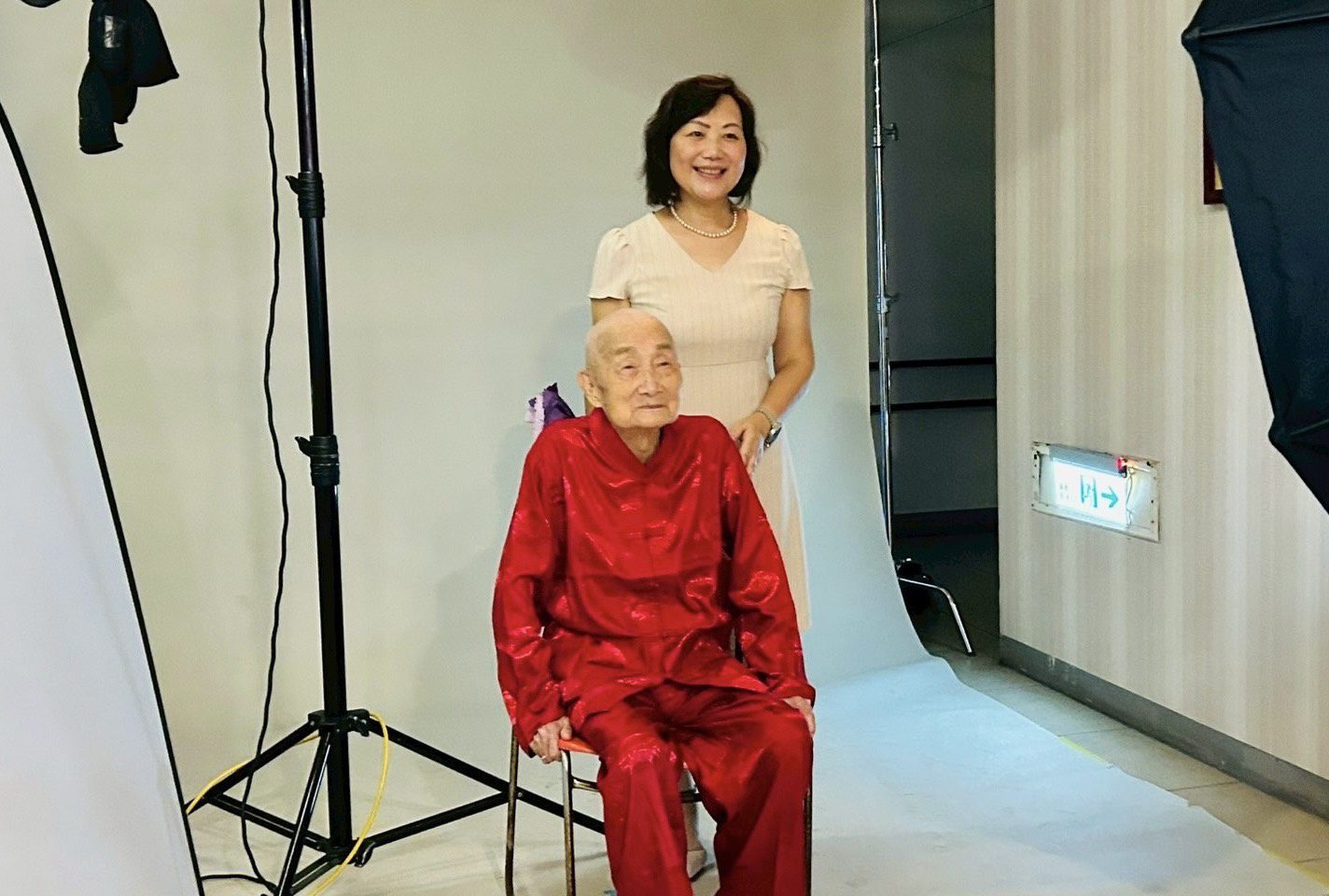 新竹榮家攜手慈善企業連結資源 為長輩打造時尚造型照 新竹榮家攜手慈善企業連結資源 為長輩打造時尚造型照