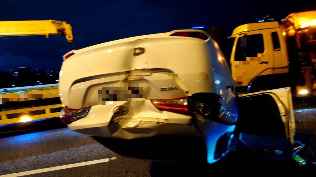台74線轎車變換車道釀4車連環撞 婦人突挨撞翻覆嚇壞