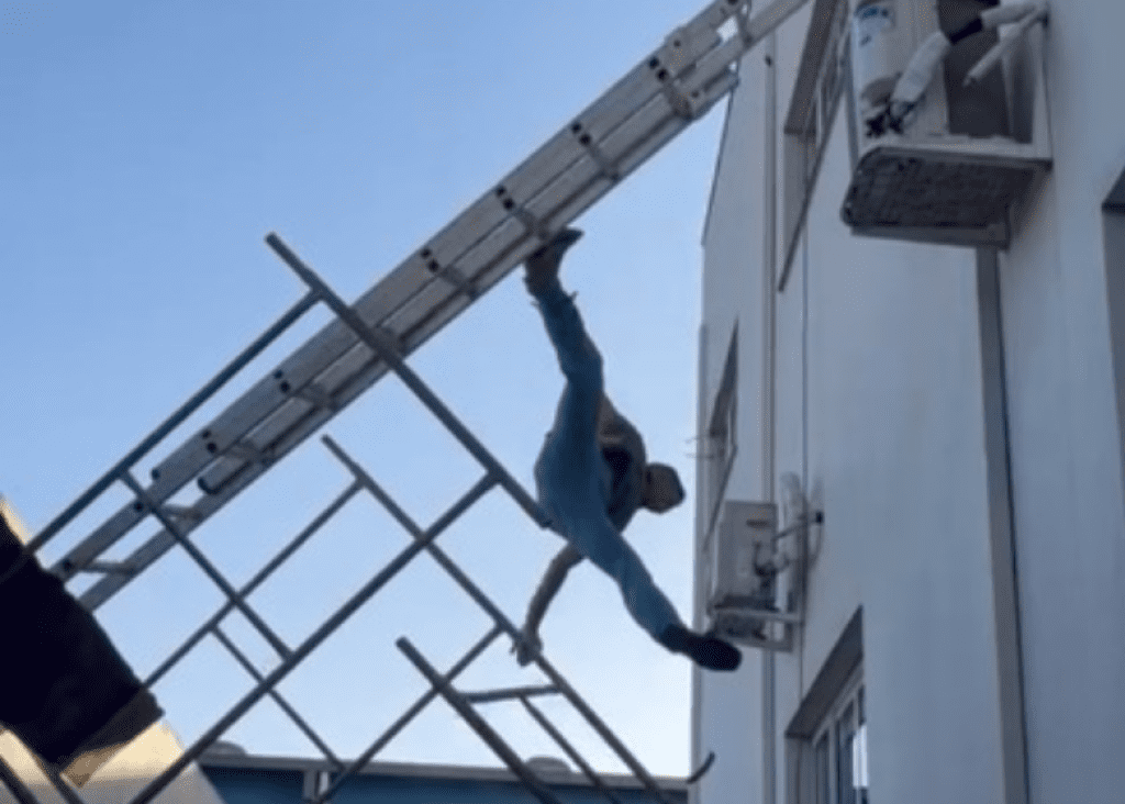 影/恐怖工安意外!工人無防護扛冷氣爬梯 失衡2樓墜下重摔哀號 影/恐怖工安意外!工人無防護扛冷氣爬梯 失衡2樓墜下重摔哀號