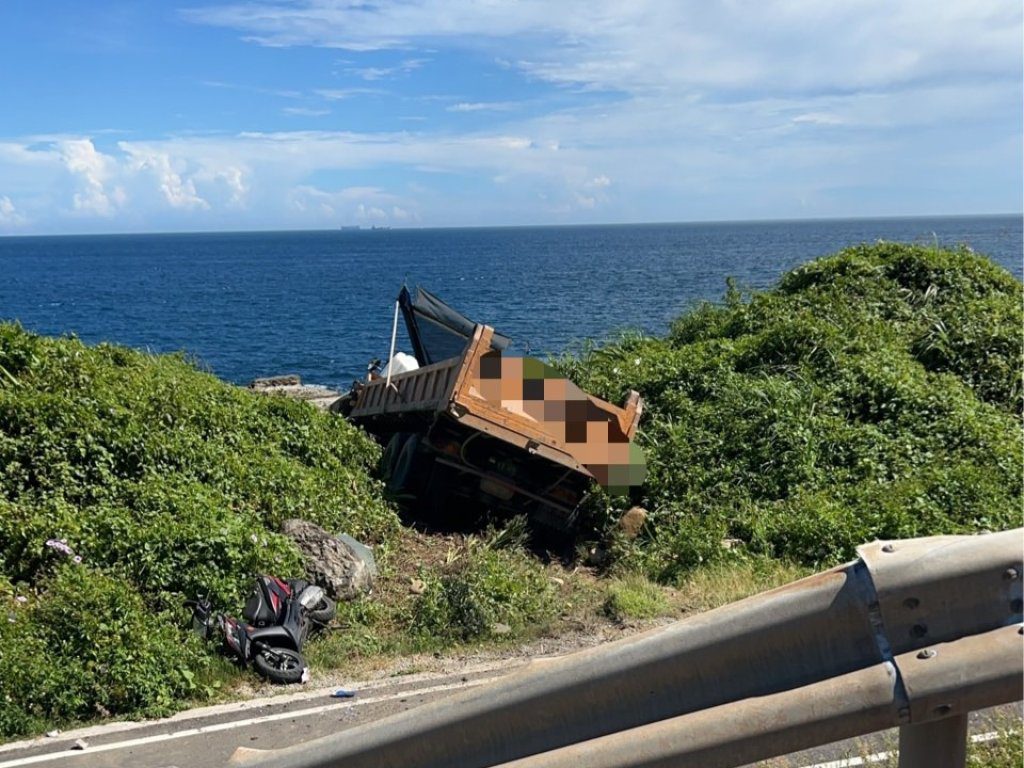 快訊／瑞芳台2線濱海公路砂石車、轎車相撞釀1死1傷