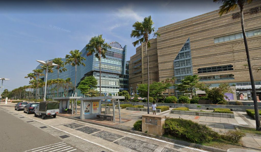 鞋頭藏針孔攝影機?女網友曝夢時代驚見變態男專偷拍裙底 鞋頭藏針孔攝影機?女網友曝夢時代驚見變態男專偷拍裙底