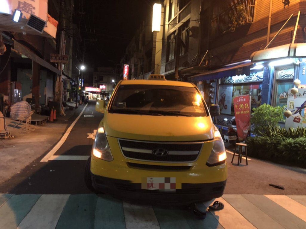 計程車司機打到倒車檔 車滑動 他疑肉身擋車遭壓車底 送醫不治
