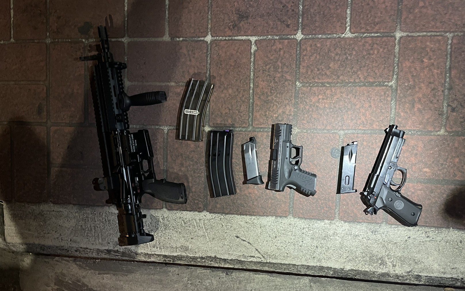 3萬掉店內電話又打不通！2男怒持玩具槍返回理論 下場慘了