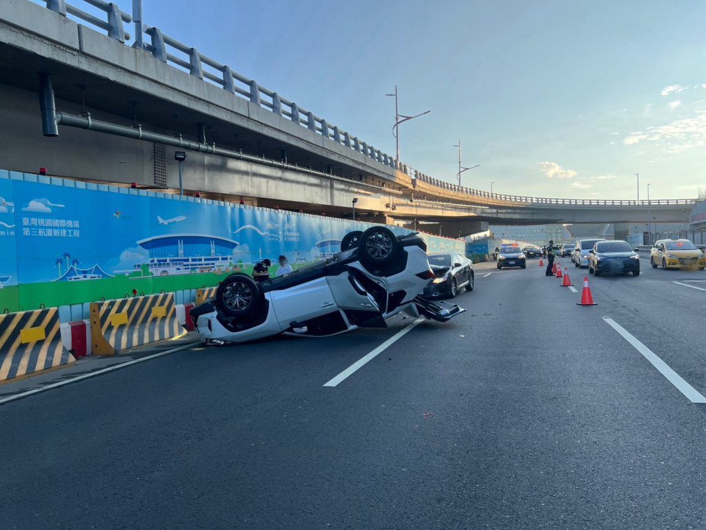 桃園機場聯外道路事故!租賃車追尾小客車「四輪朝天」橫躺路中 桃園機場聯外道路事故!租賃車追尾小客車「四輪朝天」橫躺路中