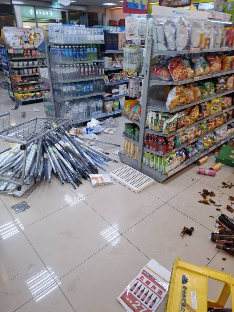 家庭爭執引爆情緒炸彈！25歲女子超商內狂砸商品 現場一片狼藉