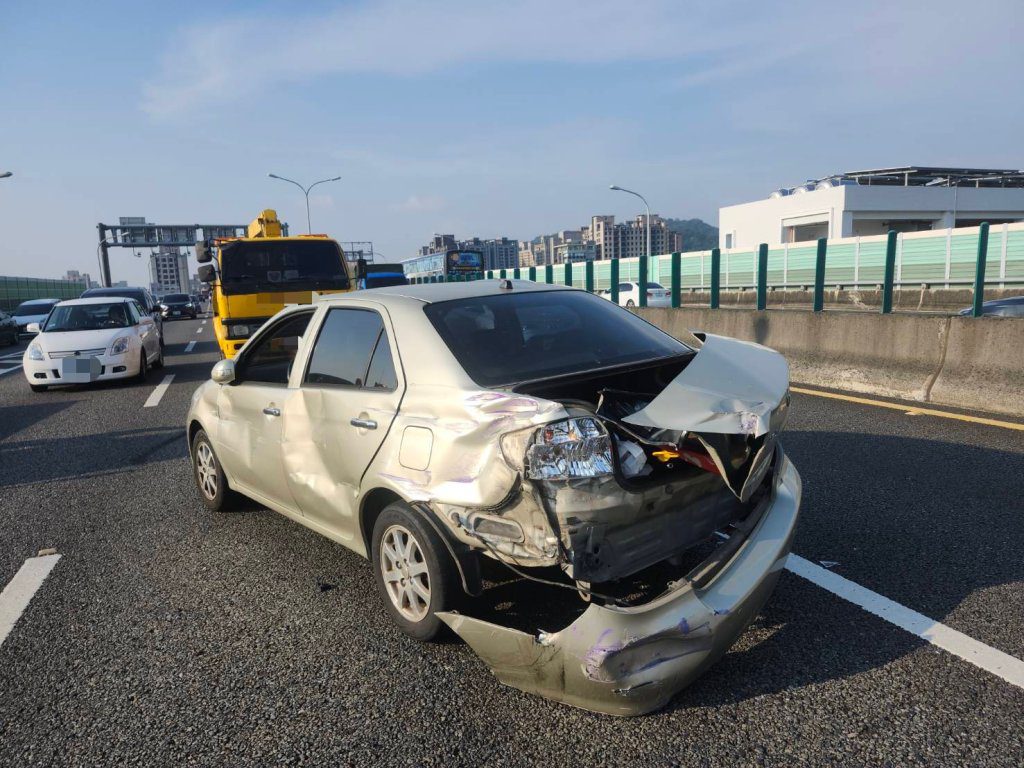 台74線北屯段貨車變換車道釀事故 小客車受損所幸無人傷亡 台74線北屯段貨車變換車道釀事故 小客車受損所幸無人傷亡