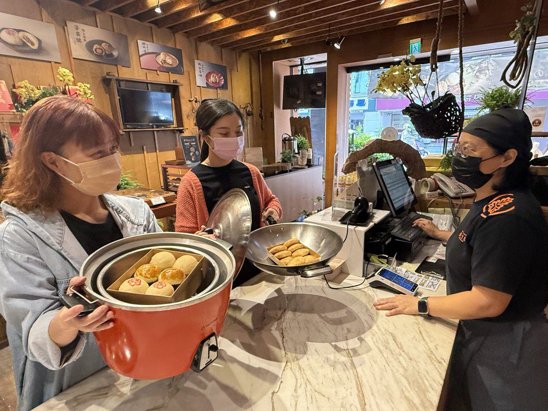 中秋吃餅也能愛地球！陳允寶泉推「現烤＋低碳」雙亮點，首日爆排隊人潮！