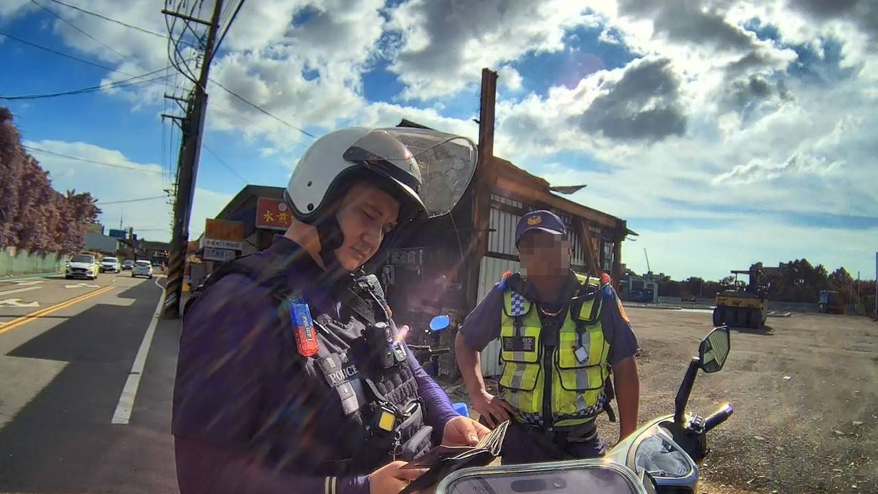 工地驚見冒牌警察！男子自購制服及配件假扮執勤被查獲