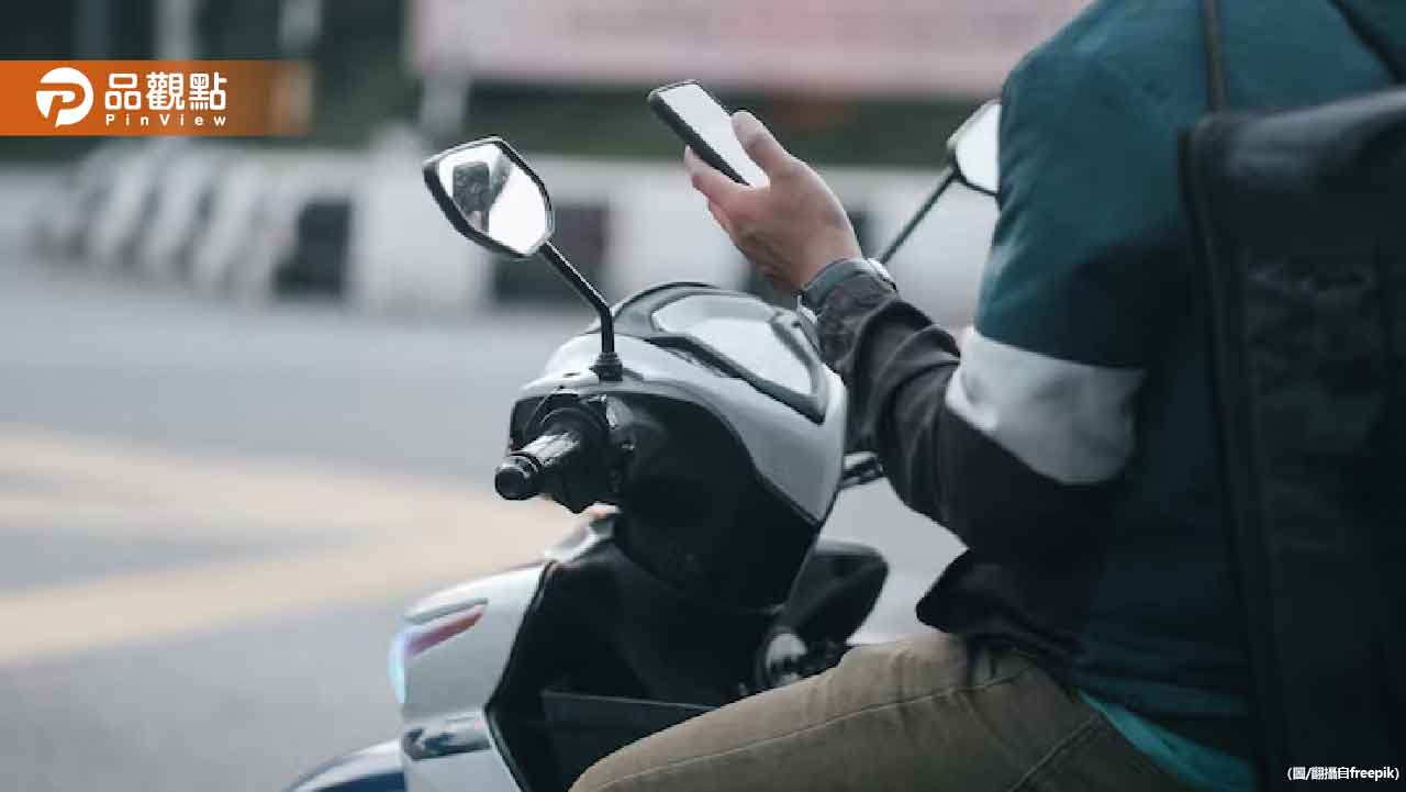 騎車停紅燈滑手機被罰千元 網友驚呼:駕照該重考 騎車停紅燈滑手機被罰千元 網友驚呼:駕照該重考