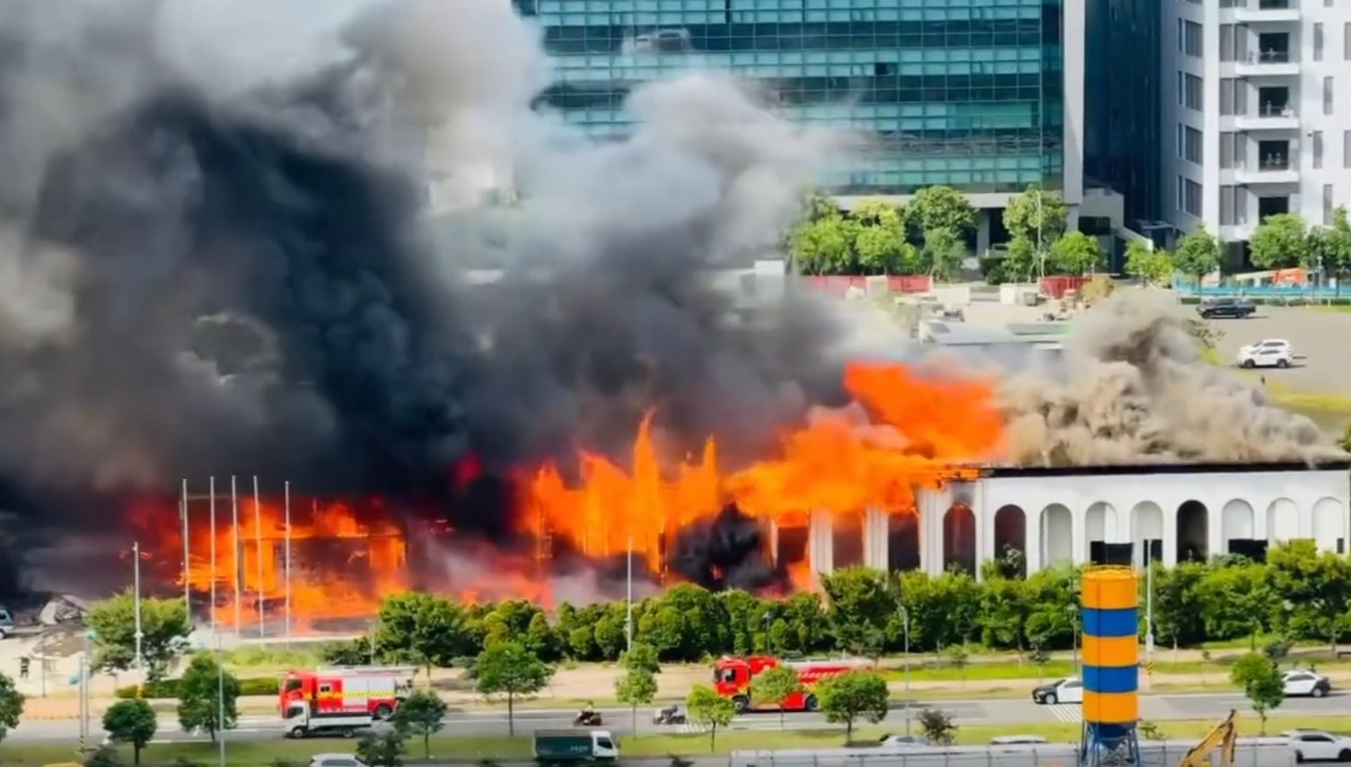 黑煙竄天！惡火吞噬龜山樣品屋 桃園消防緊急出動灌救中