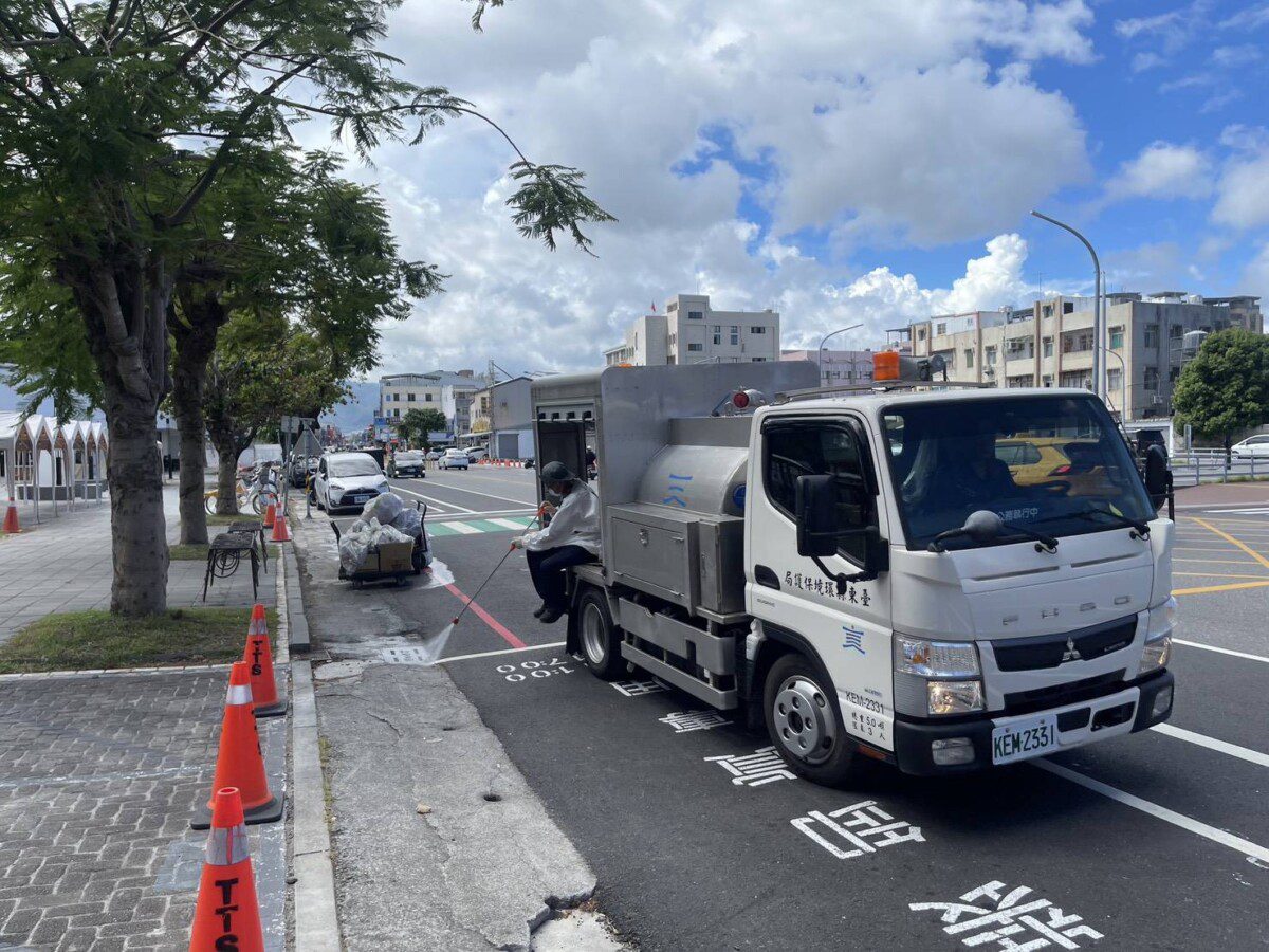 加強災後防疫 臺東縣政府25日出動消毒車噴藥防治病媒蚊 並籲巡檢清除孳生源