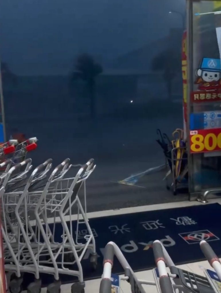 快訊/宛如颱風天!強降雨釀高雄「多處淹水」大賣場推車被吹跑 快訊/宛如颱風天!強降雨釀高雄「多處淹水」大賣場推車被吹跑
