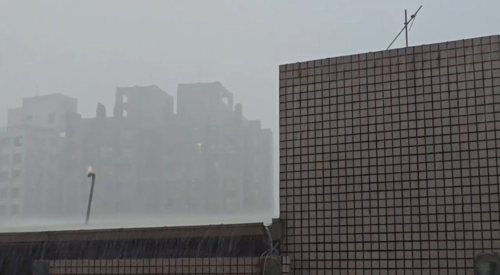 快訊/高雄暴雨!雷聲狂響「多區淹水警戒」 快訊/高雄暴雨!雷聲狂響「多區淹水警戒」