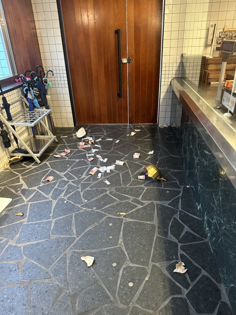 有片/「金豬食堂」訂位遭取消 男子怒砸店內存錢筒 有片/「金豬食堂」訂位遭取消 男子怒砸店內存錢筒