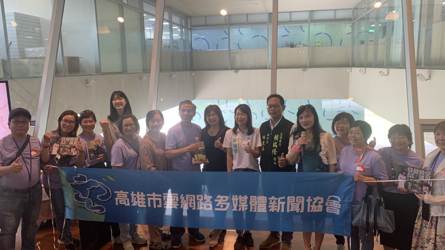 杉林區新庄國小偏鄉學童與模範父親獻書高市圖,展現回饋社會實踐力 杉林區新庄國小偏鄉學童與模範父親獻書高市圖,展現回饋社會實踐力