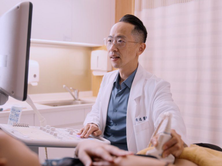 32歲帶因婦女透過「第4代受卵試管」及PGD技術　順利產下健康一對姐弟