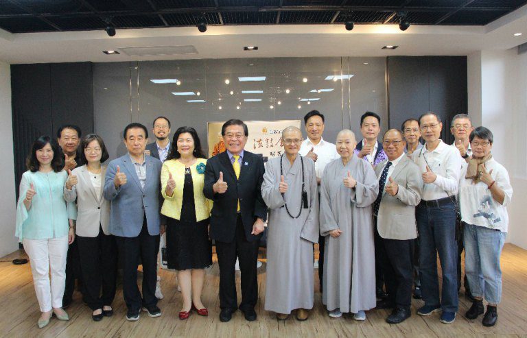 法鼓山贈書義守大學　用閱讀共築人文智慧校園