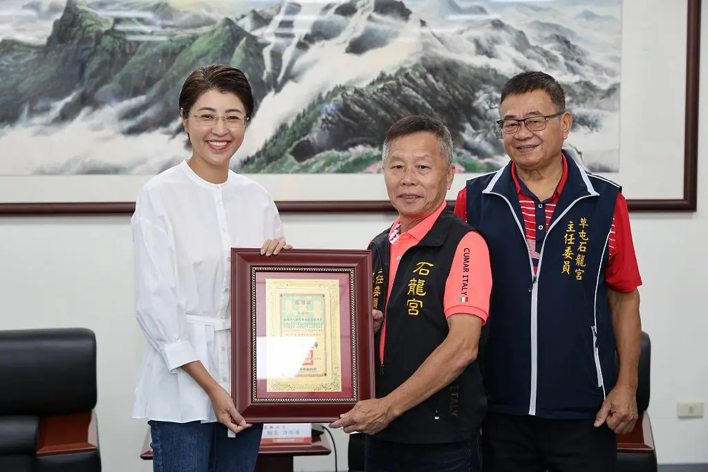 泡麵土地公再發善心  石龍宮捐3輛交通車助弱勢與農業