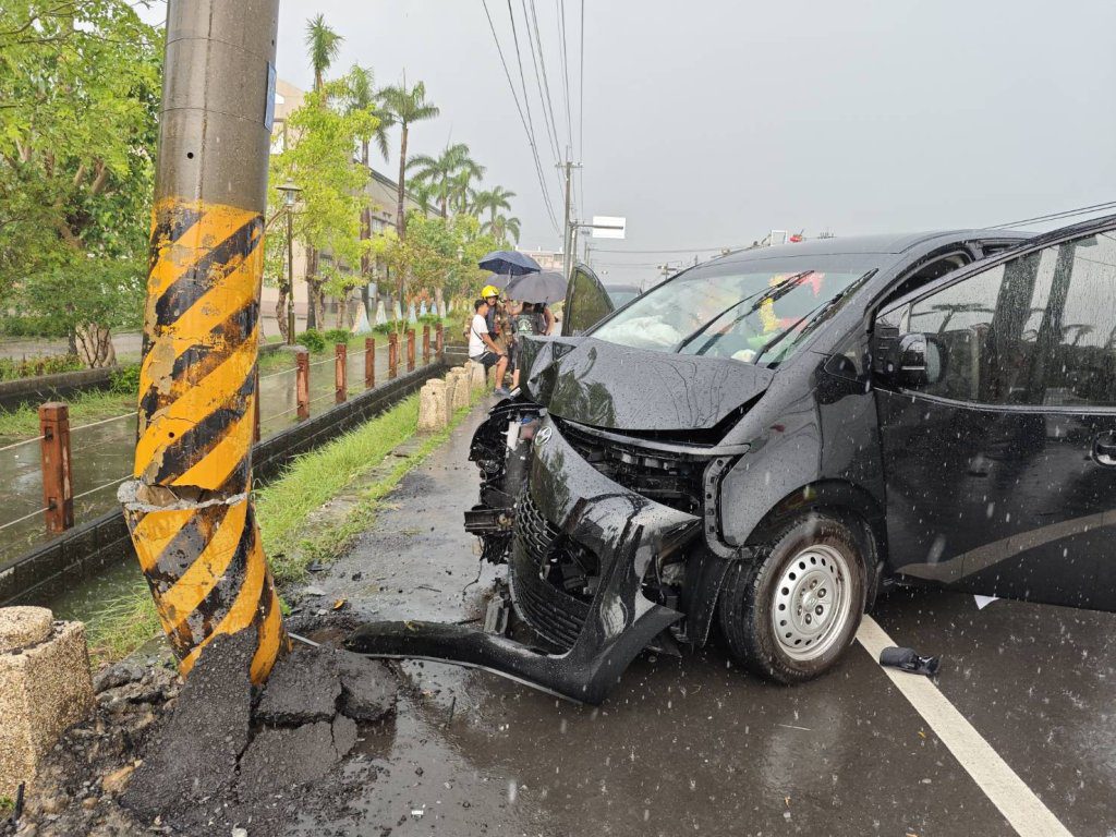 《花甲少年趣旅行》劇組台南自撞車禍！9人巴猛撞電桿　5人掛彩送醫