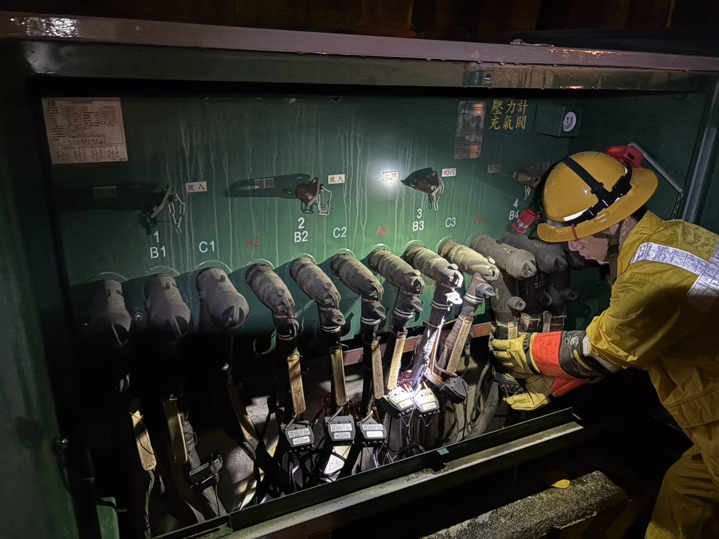 大雷雨造成建築鷹架倒壓供電線路 造成津區3227戶停電 台電立即搶修目前剩下77戶停電 大雷雨造成建築鷹架倒壓供電線路 造成津區3227戶停電 台電立即搶修目前剩下77戶停電