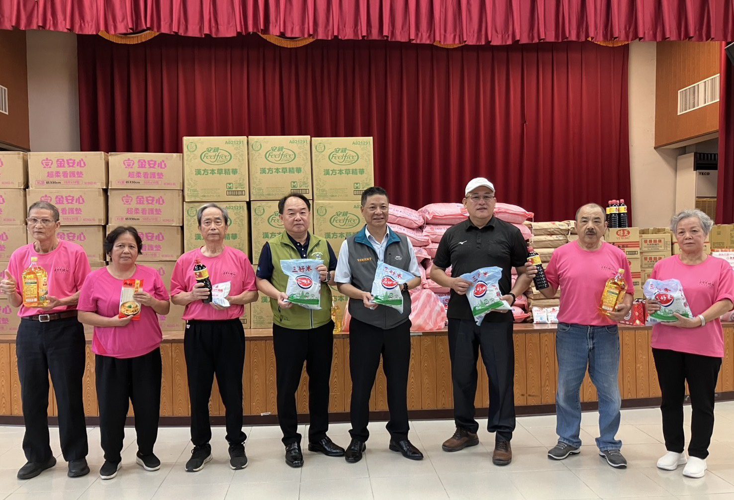 公益送暖「郵」感溫馨 新竹郵政四巨頭聯袂關懷偏鄉敬老 公益送暖「郵」感溫馨 新竹郵政四巨頭聯袂關懷偏鄉敬老