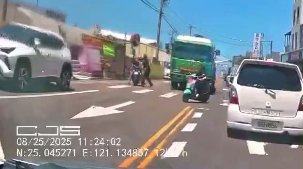 影/控遭大貨車逼車!按喇叭遭駕駛「持棍棒打頭跟手肘」 事發影片曝光 影/控遭大貨車逼車!按喇叭遭駕駛「持棍棒打頭跟手肘」 事發影片曝光