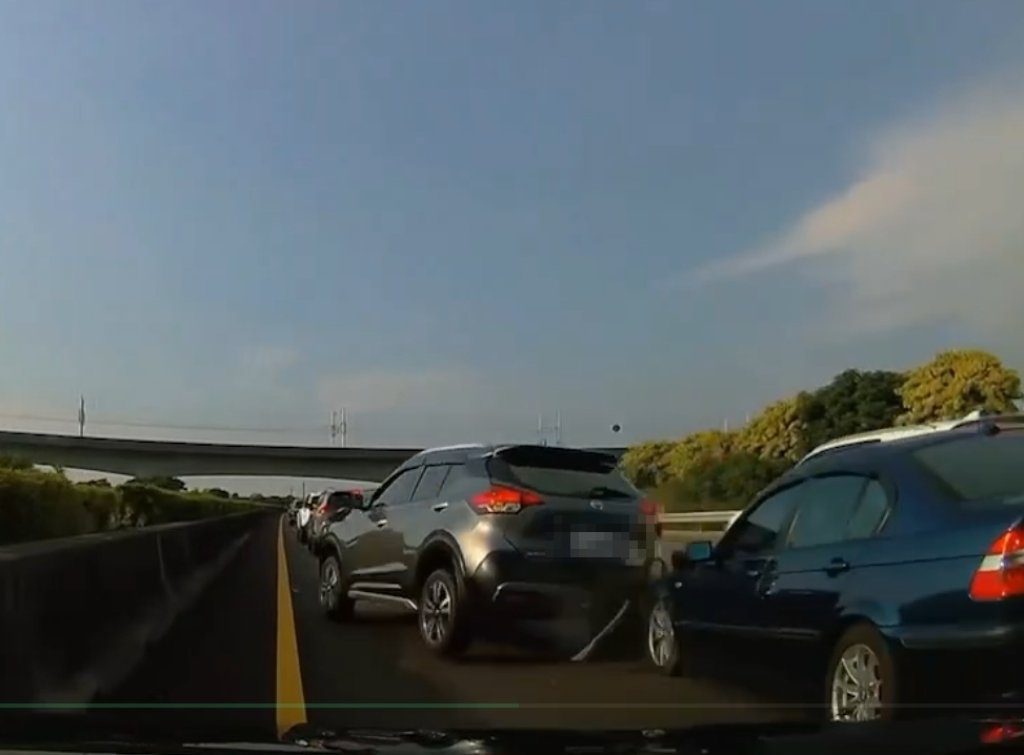 國道1號彰化段驚險連環撞　3車車頭車尾全毀幸無人傷