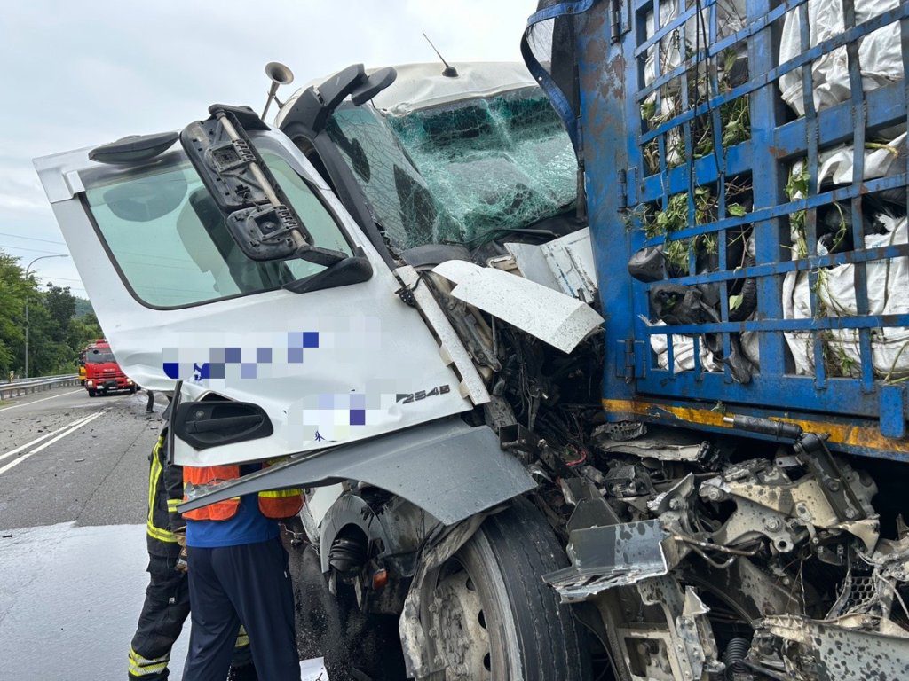 國道3號田寮段砂石車追撞大貨車　駕駛受傷送醫、現場油漬待清理