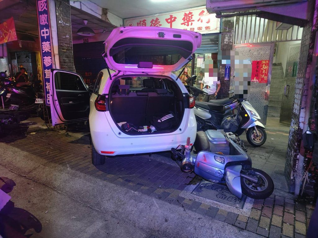 新莊男無照上路載友就醫　轉彎失控撞進騎樓毀14車
