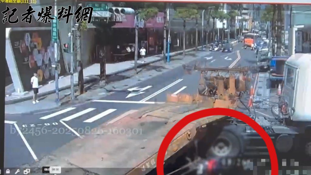 生死一瞬間!新莊拖板車右轉沒「關門」 直行女騎士碰撞倒地險遭輾 生死一瞬間!新莊拖板車右轉沒「關門」 直行女騎士碰撞倒地險遭輾