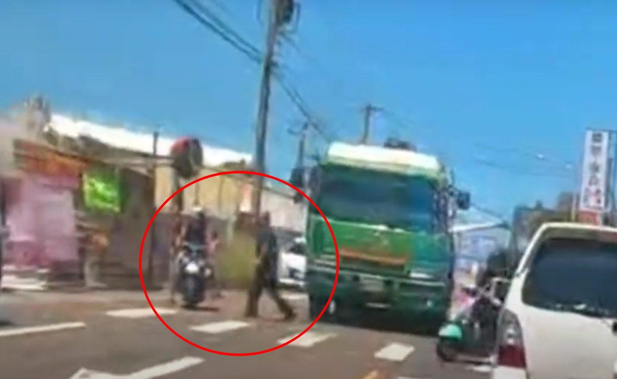 【有片】惡劣！逼車遭按喇叭 司機竟下車狂揍騎士