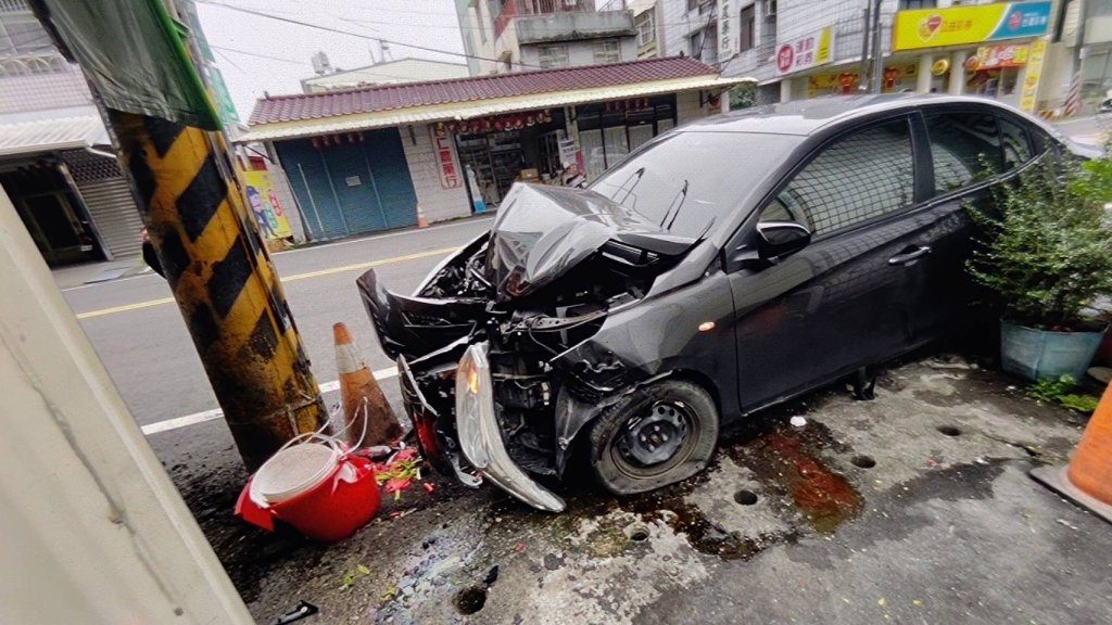 一秒打盹釀禍!屏東男逆向撞電線桿 車頭全毀人輕傷 一秒打盹釀禍!屏東男逆向撞電線桿 車頭全毀人輕傷