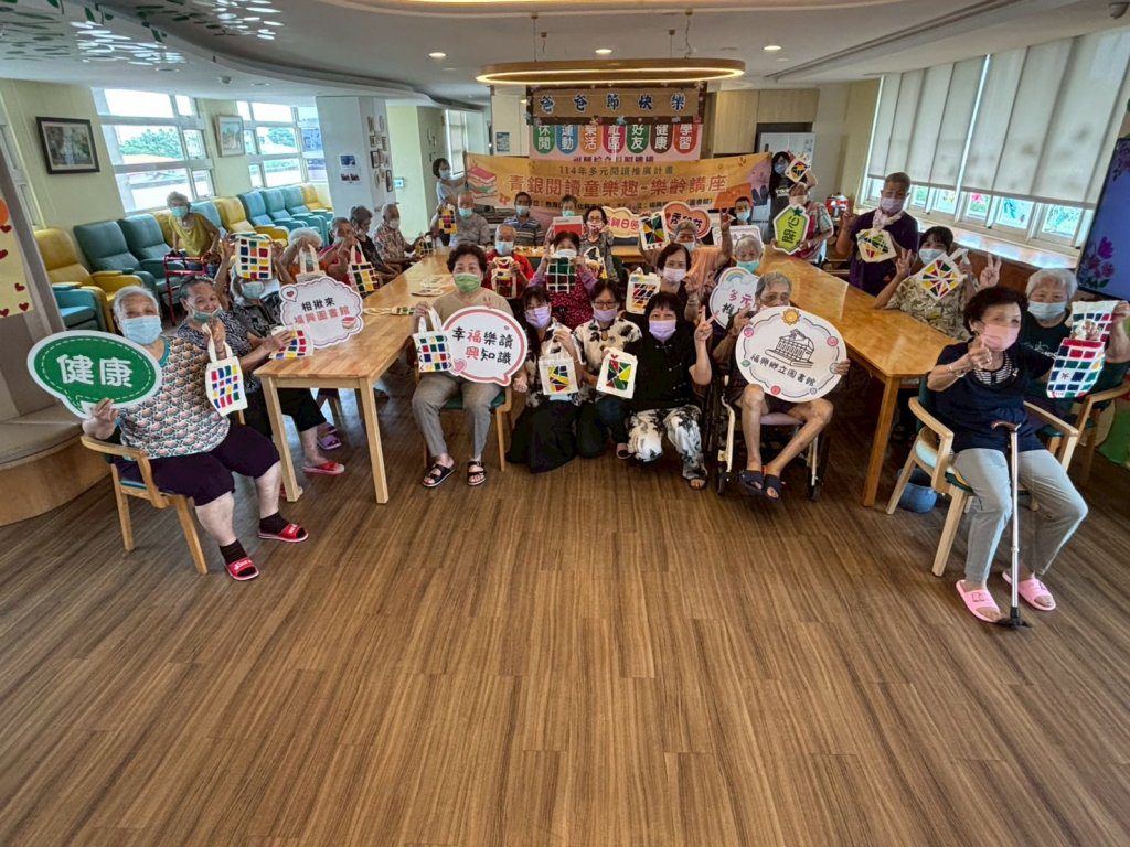 福興日照樂齡講座 長者唱歌、跳舞也創作手提袋 福興日照樂齡講座 長者唱歌、跳舞也創作手提袋