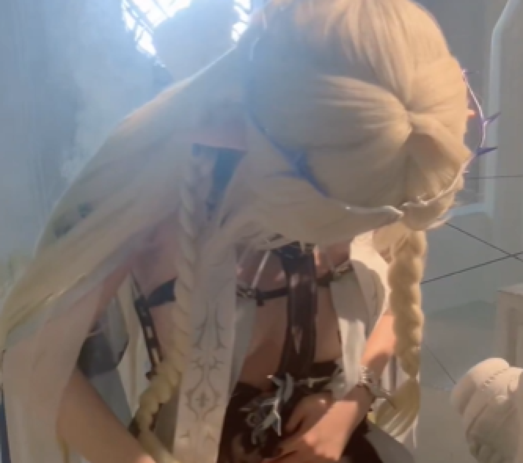 影／女Coser出《鳴潮》角！粉絲喊聖女必須是白虎　她直接現場剃毛