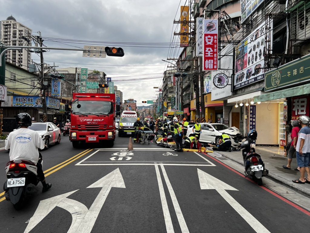 快訊／新北土城汽車突爆衝撞倒機車　騎士噴飛人行道、共9人受傷
