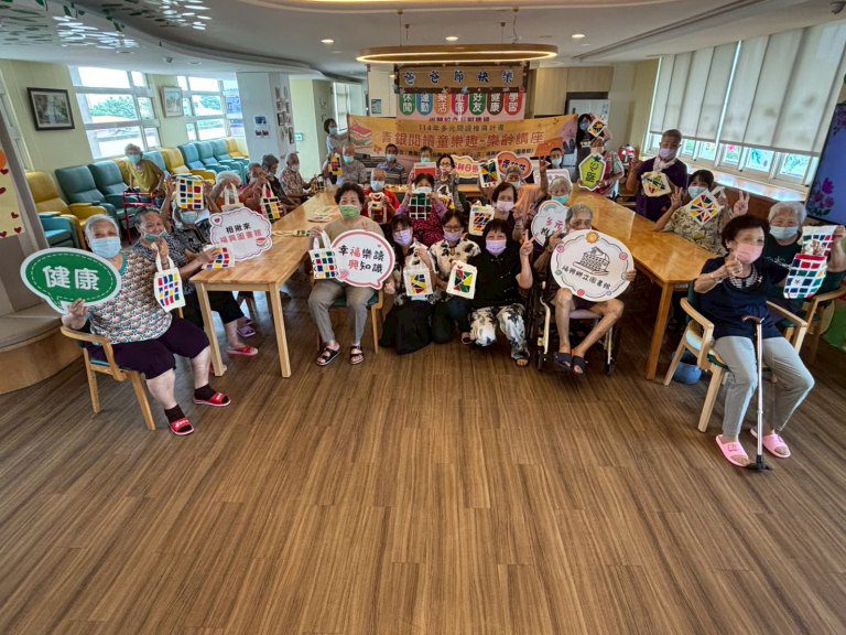 圖書館老師陪伴福興日照長者創作手提袋 展現獨一無二風格 圖書館老師陪伴福興日照長者創作手提袋 展現獨一無二風格