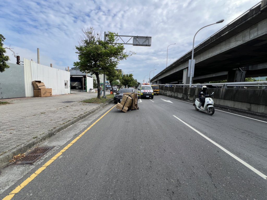 恐佈！台中自小客車撞倒88歲資源回收婦　未停車繼續行駛輾過下半身警方殺人罪究辦