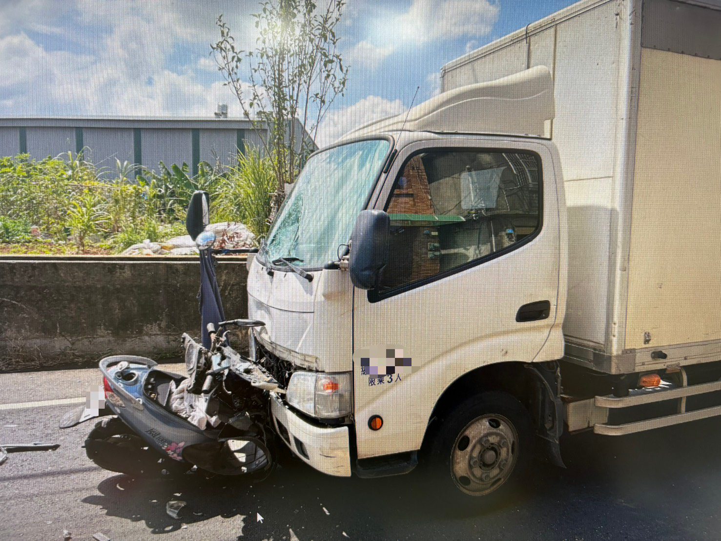 桃園楊梅妙齡女騎士逆向猛撞小貨車 傷勢曝光