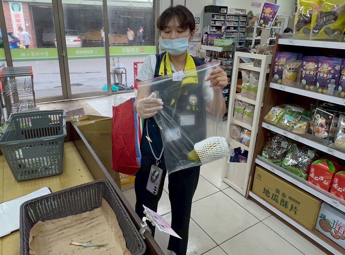 桃園衛生局稽查中元節供品 觀音農會生鮮超市木瓜農藥殘留超標