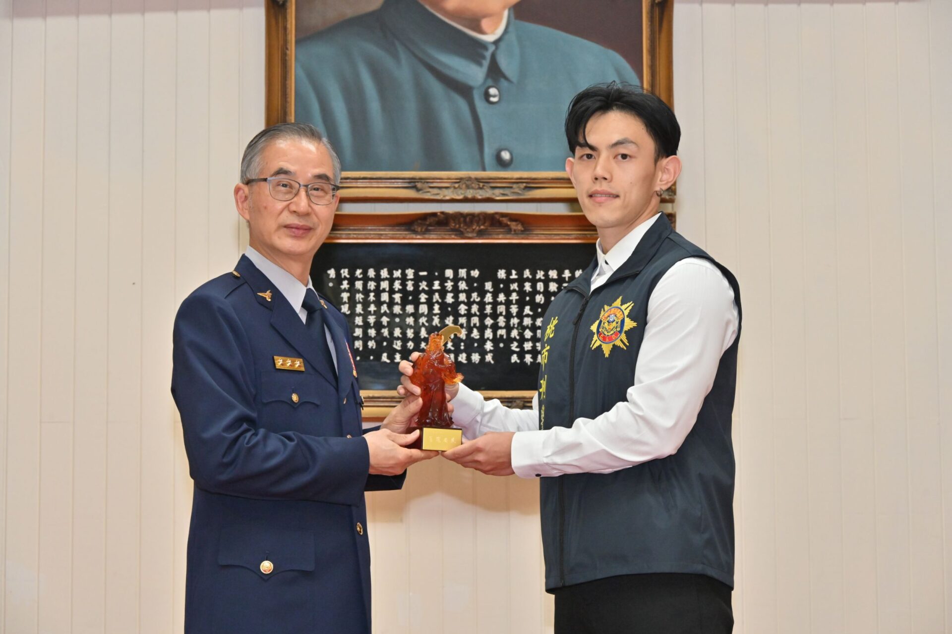 桃園表揚績優員警！蘆竹分局陳韋翰累積12獎座 再獲頒琉璃關公獎