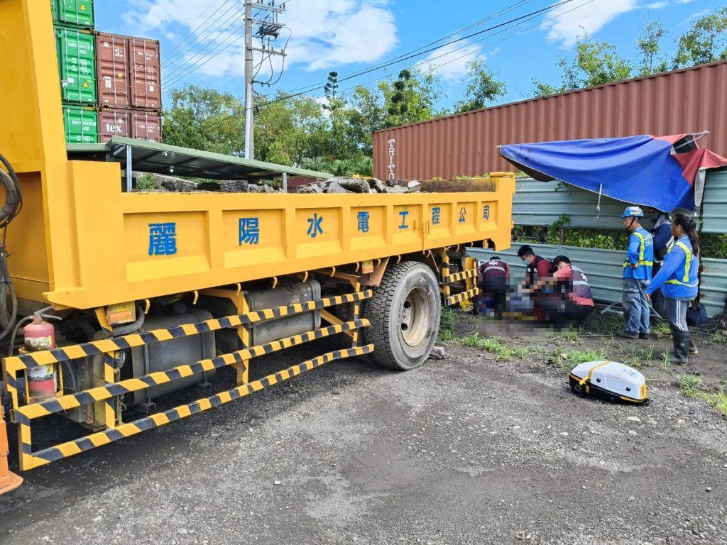 影/驚悚!高雄大車駕駛「下車沒拉手煞」 遭活活夾死 影/驚悚!高雄大車駕駛「下車沒拉手煞」 遭活活夾死