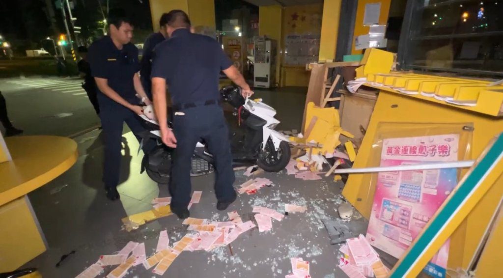 夜遊返家「猛撞彩券行」!高雄20歲女大生重傷 加護病房搶救中 夜遊返家「猛撞彩券行」!高雄20歲女大生重傷 加護病房搶救中