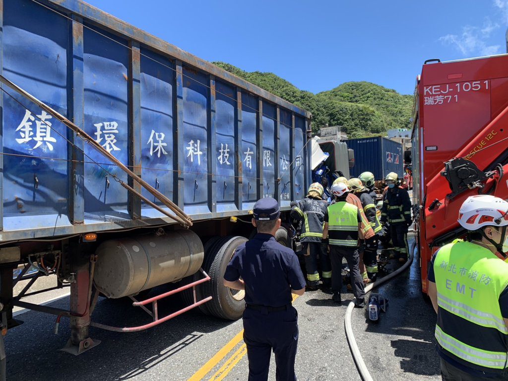 台2線瑞芳路段4車連撞3受困救出送醫！　1人OHCA