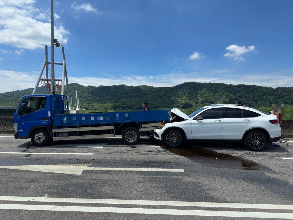 台72線自小客車追撞貨車 車頭撞爛駕駛受傷 台72線自小客車追撞貨車 車頭撞爛駕駛受傷