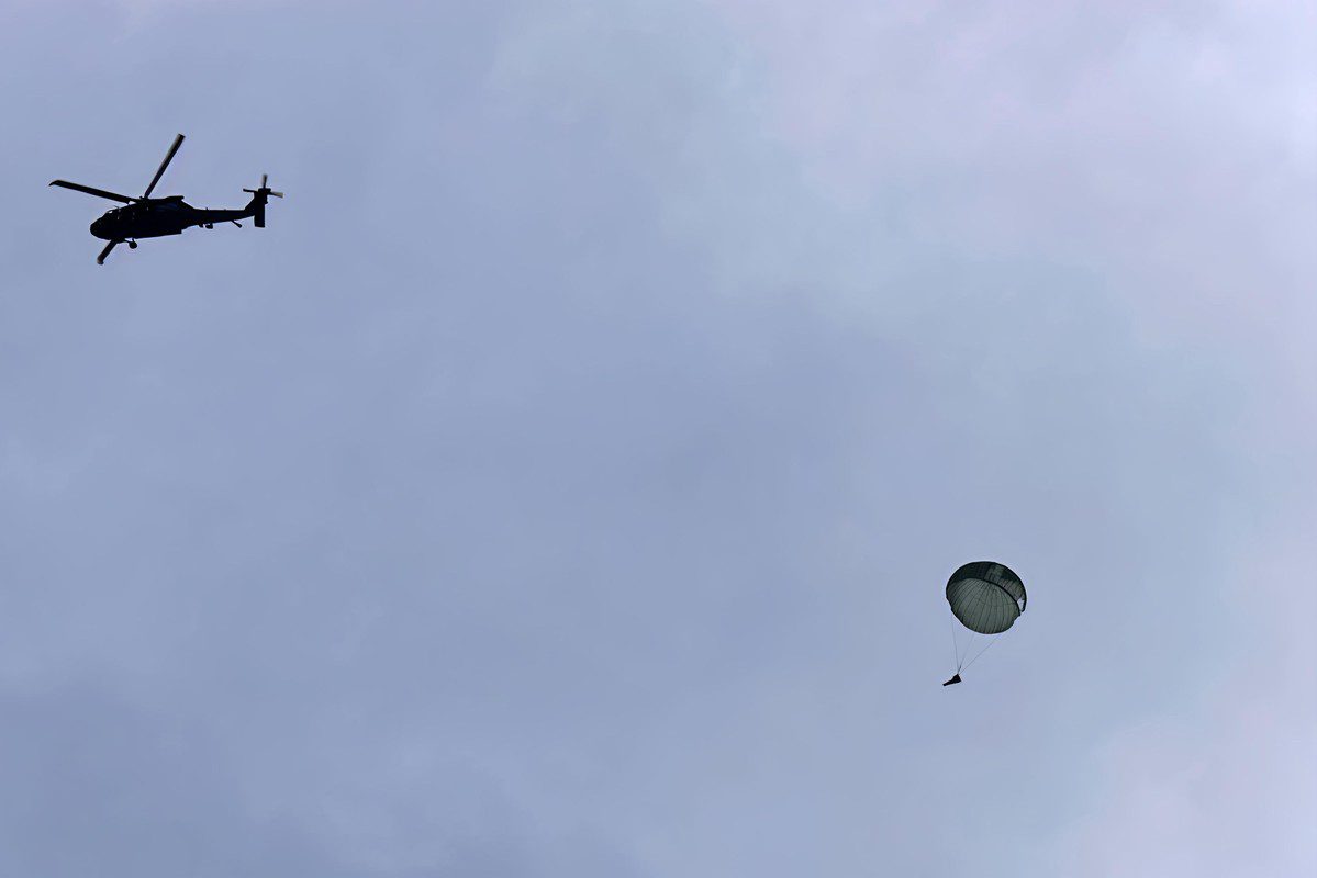 黑鷹大鵬灣水域跳傘　特戰官兵展現滲透能力