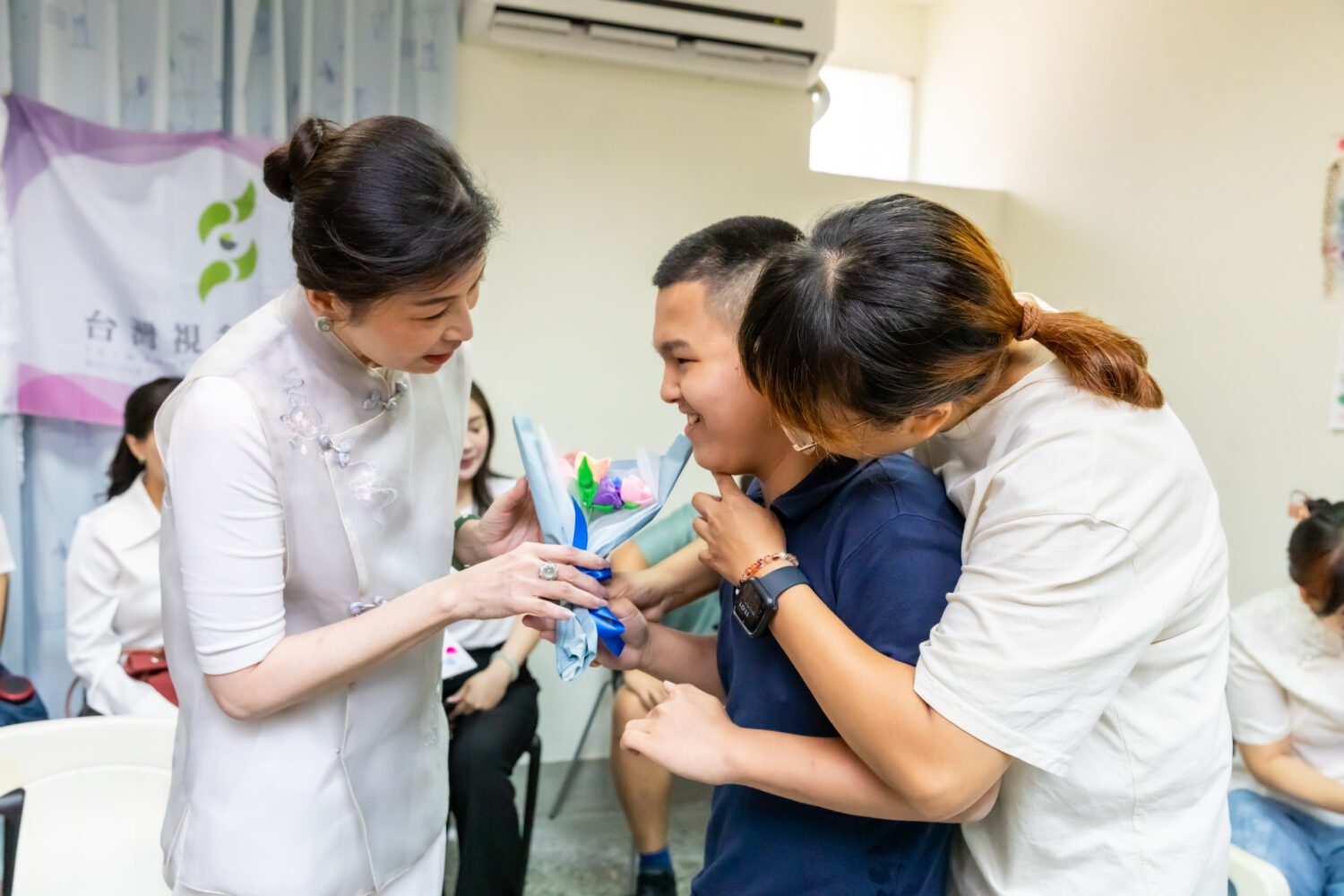 蔡佳欣董事長捐款台灣視多障協會 熱心公益不間斷