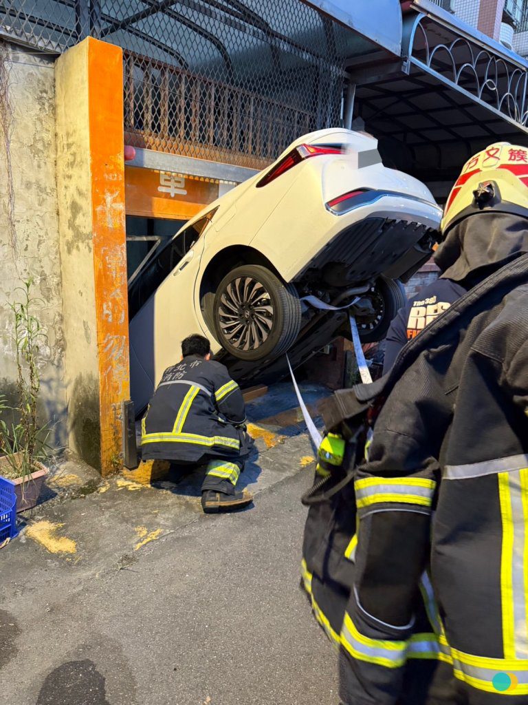 三峽地下停車場電梯故障　轎車「倒栽蔥」卡半空　駕駛幸運脫困