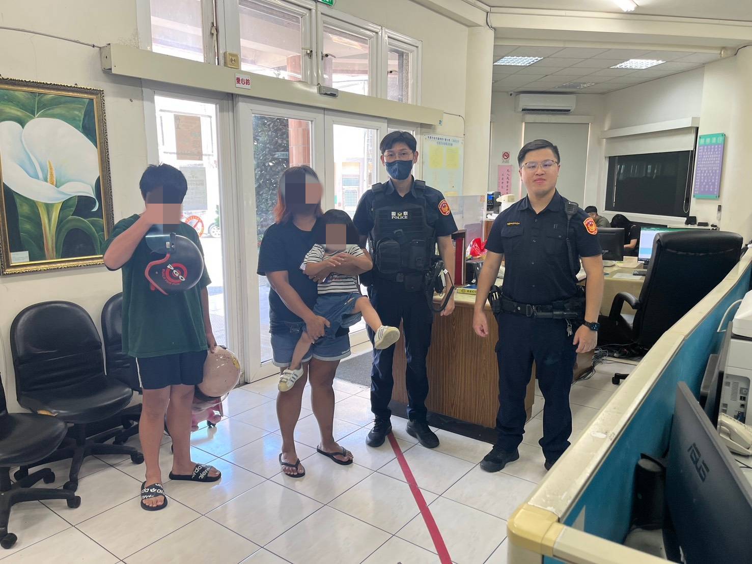 大園2歲童偷溜出門冒險 警察攜手里長助返家 大園2歲童偷溜出門冒險 警察攜手里長助返家